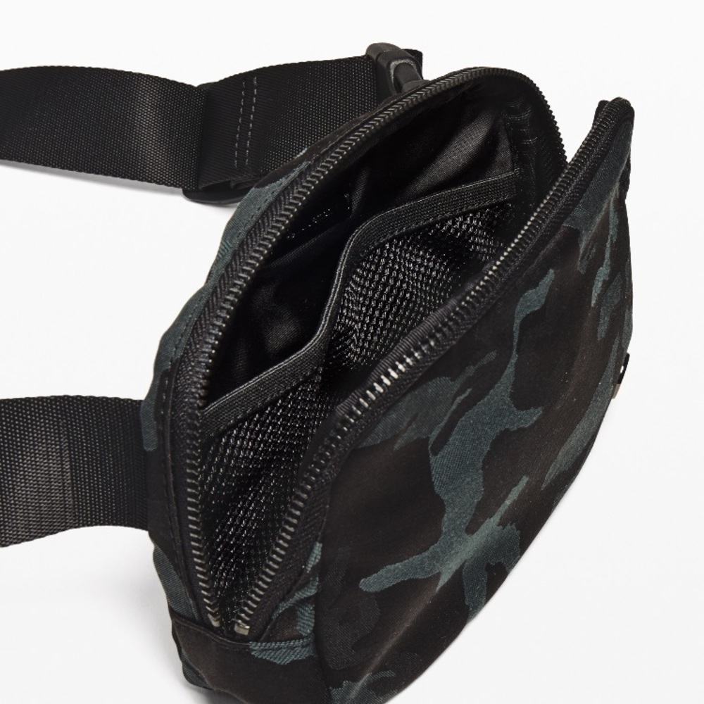 Camo Lululemon everywhere best bag NWT - Picture 2 of 7